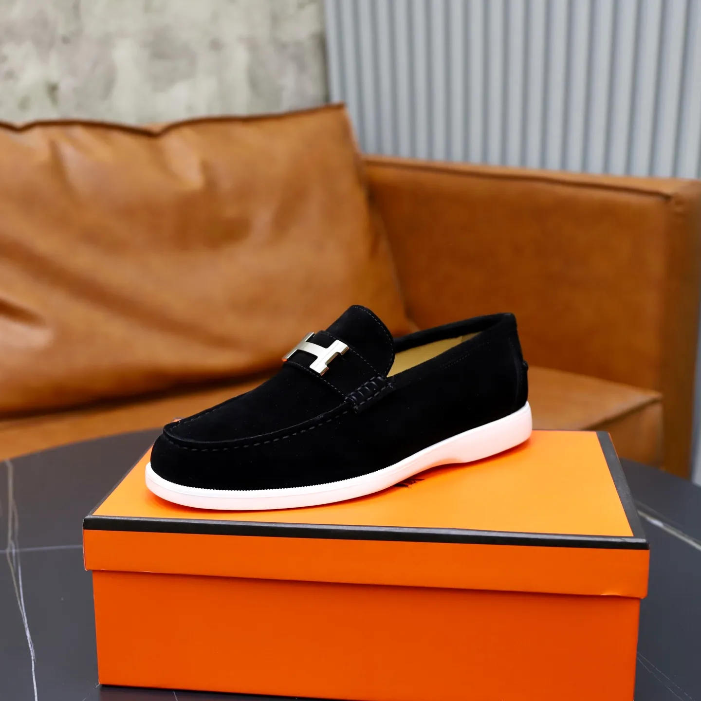 Ex-factory price: 540💰Hermès/Hermès slip-on men's shoes. This shoe is made of imported cow suede leather, with simple and smooth lines, and a 3CM rubber foam ultra-light sole combined with aerodynamic design! Youthful and fashionable, H button decoration, contrasting leather embellishment on the heel, calf lining to gently wrap your feet, with embossed logo cowhide feet, leather rock strips, casual and urban style, highlighting youthful vitality, sports and leisure version, super versatile Size number: 38-39-40-41-42-43-44 Standard leather shoe size (45 can be customized but does not support returns)